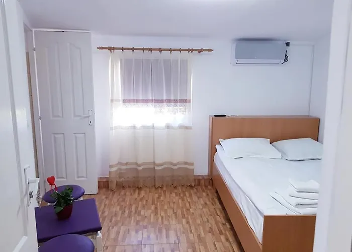 Gazde/Camere de închiriat Casa Duminica *